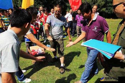 三个人黑白配怎么玩：详细规则与技巧以及趣味玩法介绍